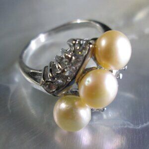 Freshwater Pearl and Crystal Fashion ring